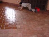Curar piso de ladrillo con kerosene